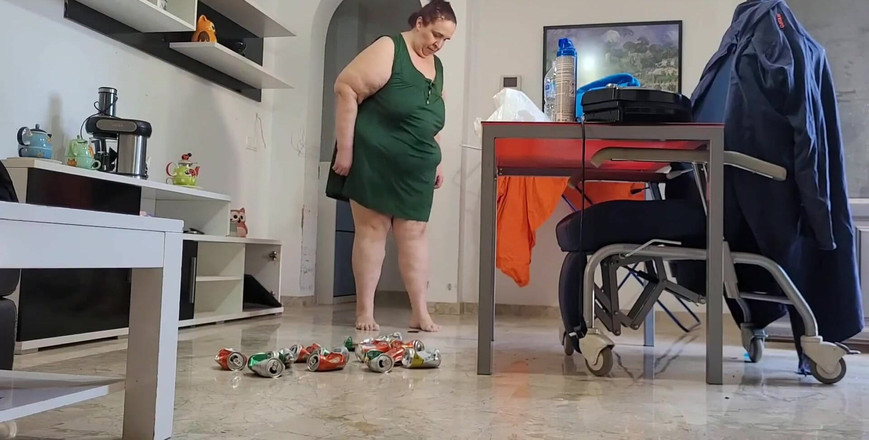 CoolMarina: Coolmarina. Crush-fetisch mit Foot Crush cans