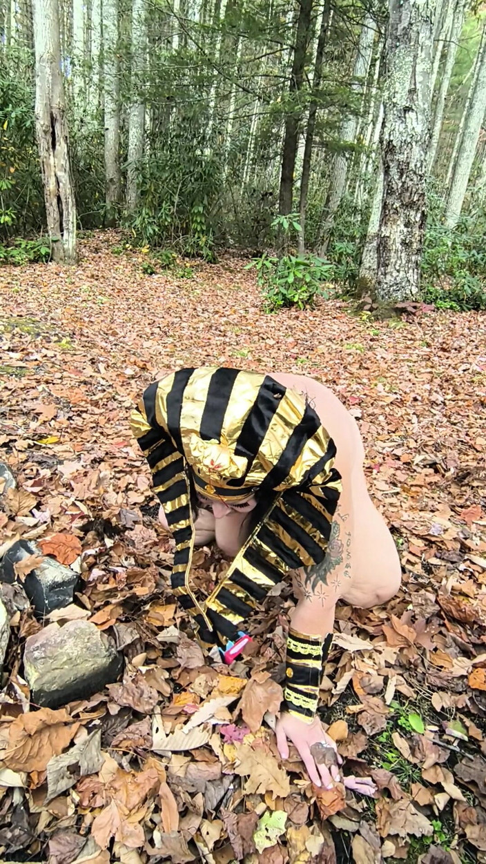 HerculesnVENUS: Co dělá ta děvka v těch listech? na kolenou?