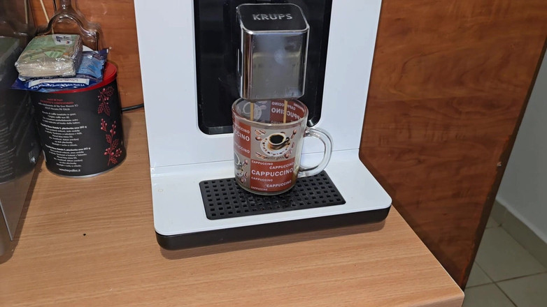 Fap_man93: 等待我的晨间咖啡变成了饥渴的自慰，在地板上射精