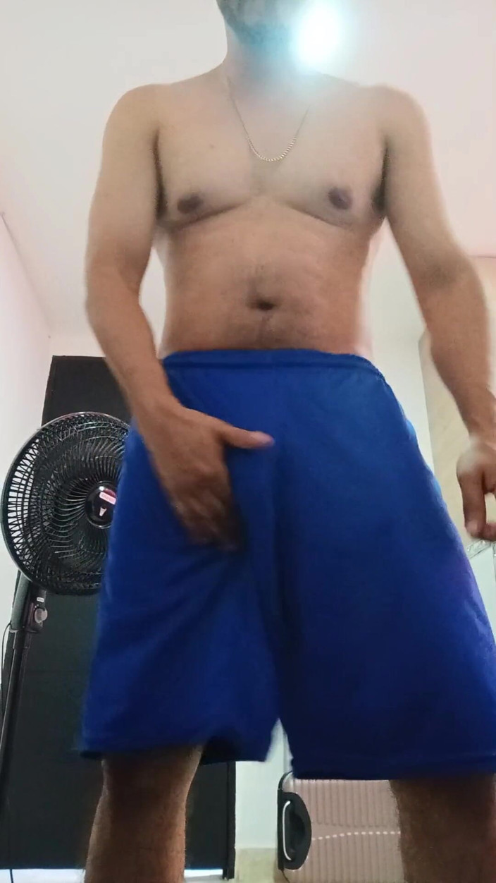 Tommhot: Latynoski chłopak masturbuje się swoim wielkim nieobrzezającym kutasem