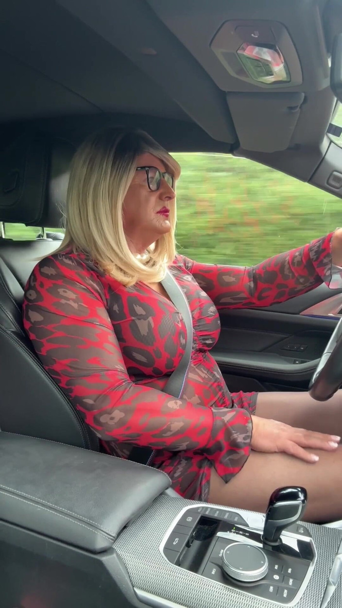 Kellycd2022: La sexy travestita kellycd2022 si gode un pomeriggio in macchina...