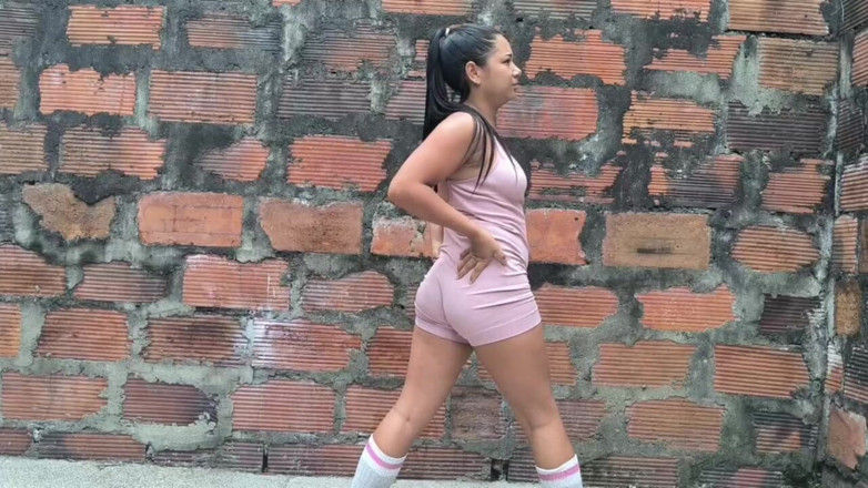 Isabel: Stretching Outside and Peeing My Gym Clothes