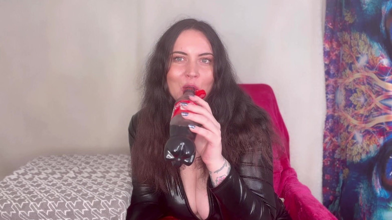 MissFFW: Mlle FFW prend une boisson étourdissante et se fait baiser