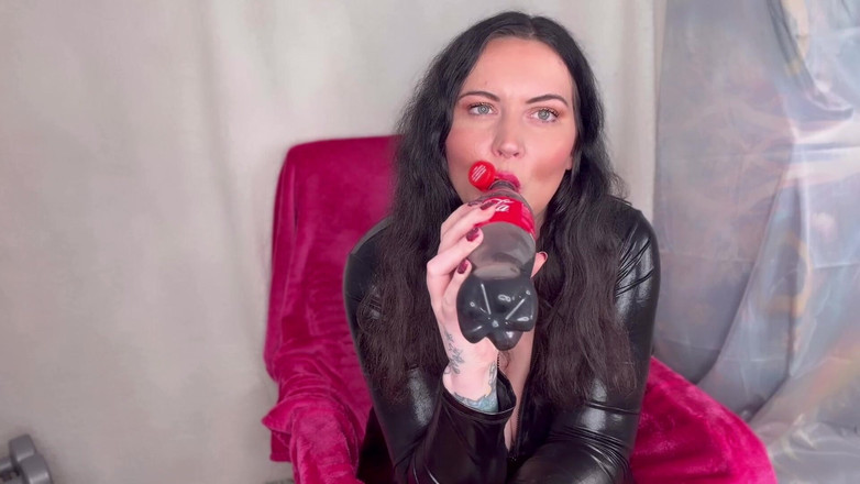 MissFFW: Міс дві жінки й чоловік насолоджуються пляшкою коли та