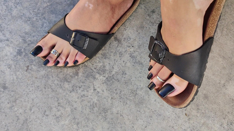 Goddess Lena: Utomhus i Birkenstock