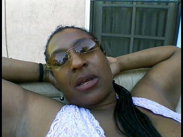 Best Butts: Un armăsar negru atârnat se relaxează pe canapea în timp ce...