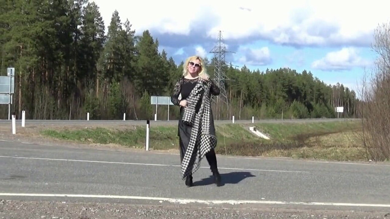 Nylon-Heels: Naughty babe on the road