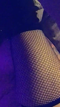 Une GILF mature super sexy attachée, taquinée, léchée et baisée jusqu’à ce qu’elle squirte partout