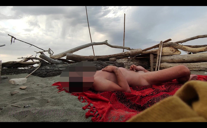 Miss Creamy: 女朋友在许多陌生人面前在裸体海滩上手淫我的鸡巴 - misscreamy