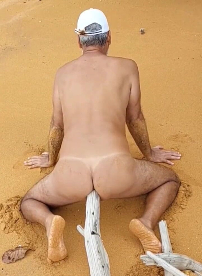 Ladysilvas: Ladysilva nue sur la plage excitée avec une bite dans...