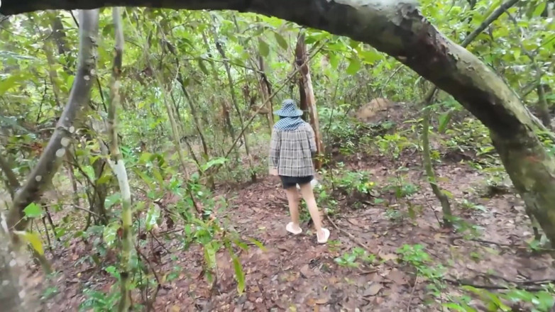 RealThaiSolo: Awek Thai berjalan dan bercakap dan mengambil cendawan di dalam...