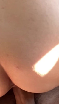 Jeune Fille Chevauchant Une Grosse Bite!