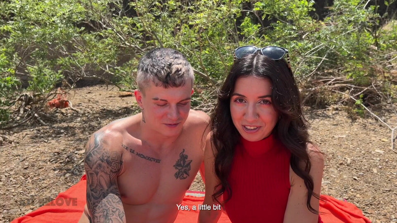 Kit Belove Straight: Двоє чоловіків зустріли пару і відтрахали його дівчину прямо на пляжі