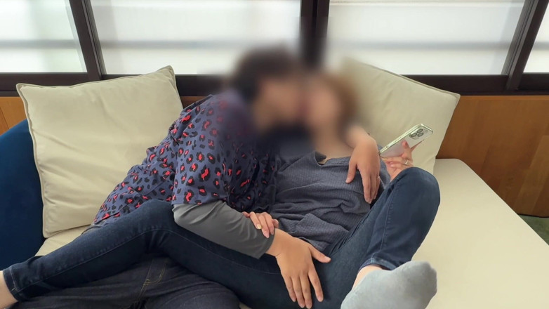 LuuLee0804: Married Woman Tormented with a Vibrator on the Sofa