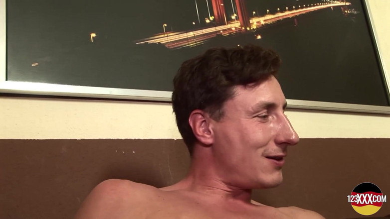 123XXX - 100% Amateurs: Deutsche schlampe bekommt ihre massiven tätowierten titten mit sperma bedeckt