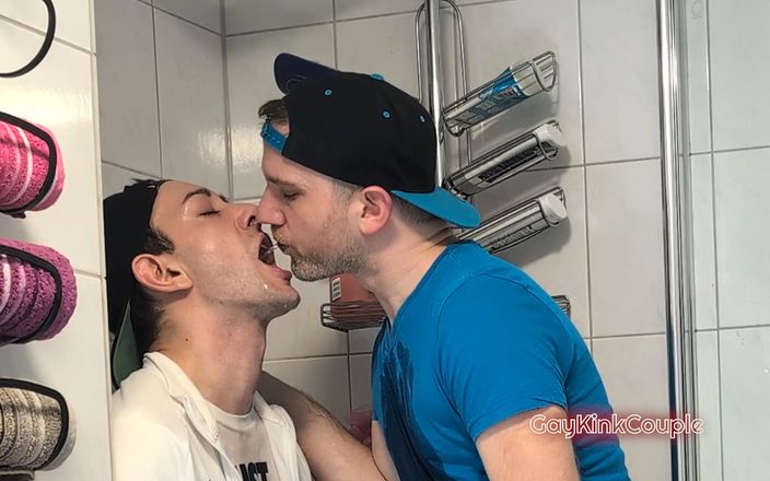 GayKinkCouple: Sportswear pissen ficken in der dusche