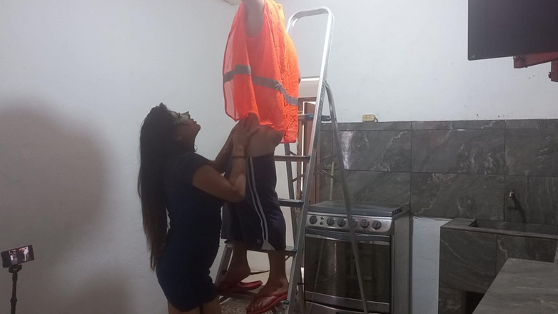 Martin13: L’électricien a un beau visage, un corps sportif et un...