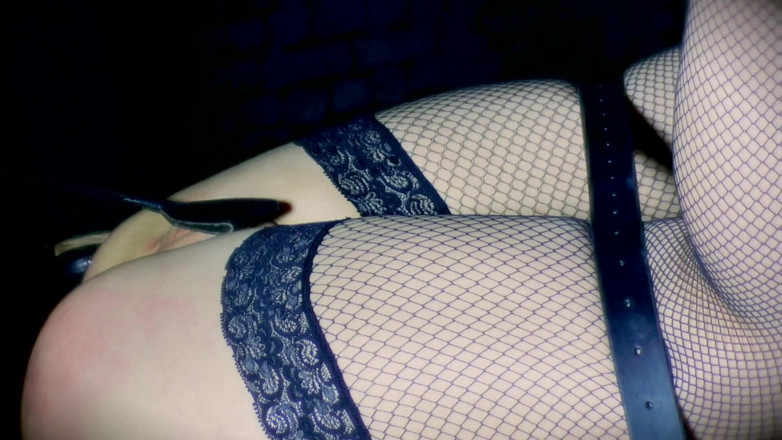 Fetish Artcore: O tipă brunetă este dominată și pedepsită cu o mașină de...