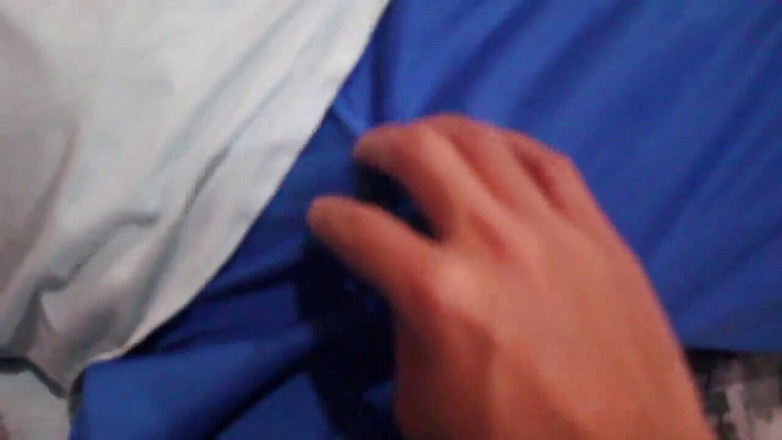 Str8gayfantasy: 叫醒我的继兄弟并带走了他所有的精液