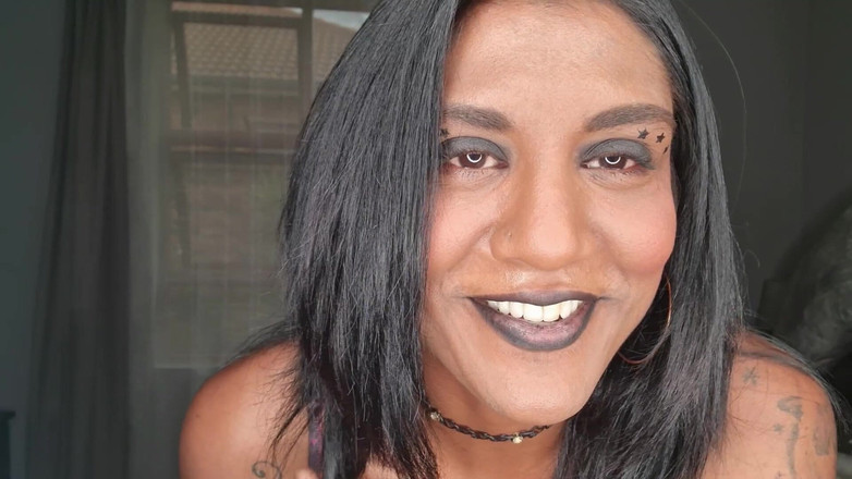 domslutfucker: Desi schlampe schmutzige reden beim spielen, zeigt ihre zunge und...