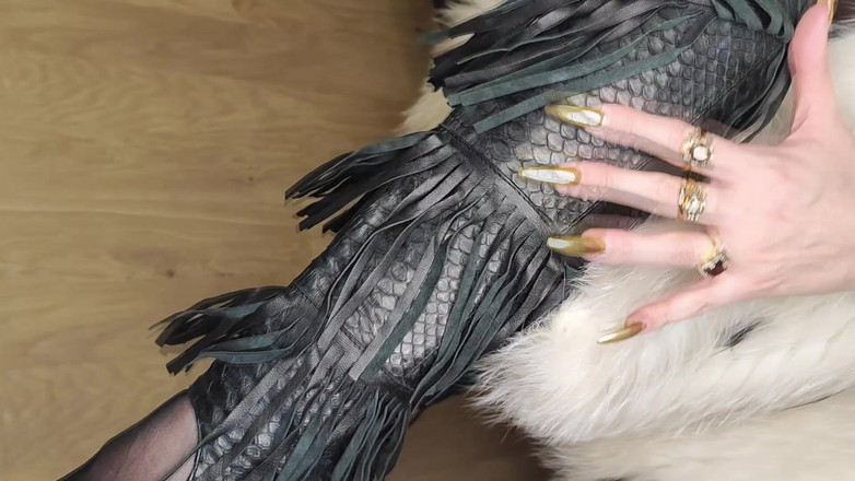 Princess18_: Pokazuję moje nowe futra i pocieram o nie stopy