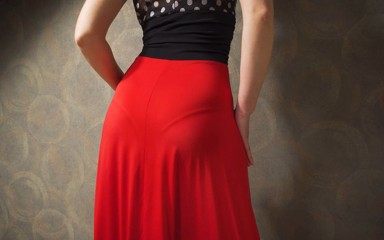 Teasecombo 4K: Sexy milfka v těsných šatech škádlí viditelnou kalhotkovou linku