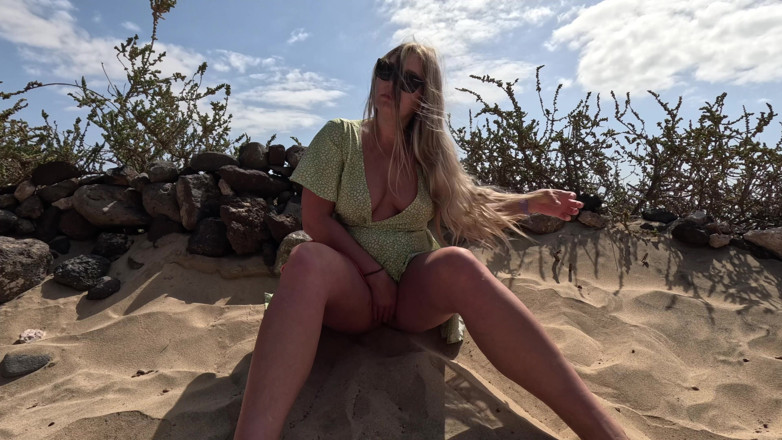 Emma Voyeur: 공공 해변에서 모래 속으로 오줌을 싸지 못하고 오줌 싸기