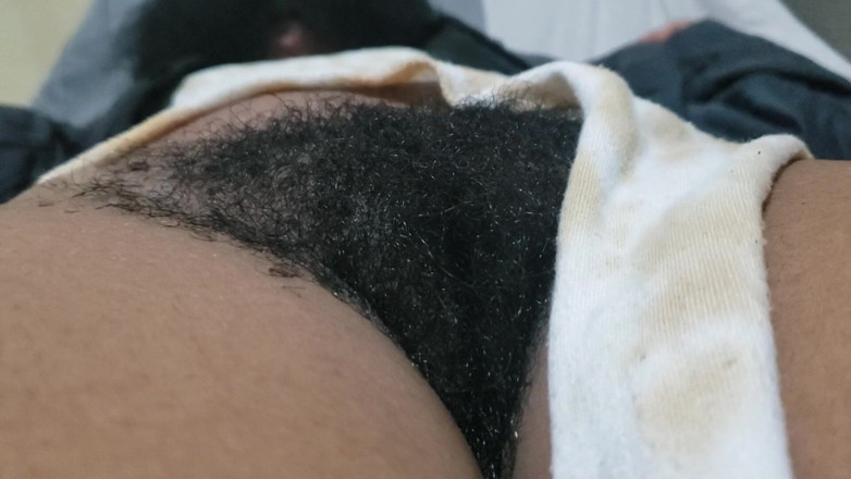 Lovemina: 대담하고 친밀한 관능적인 존재로 자연산 보지를 보여주는 털이 무성한 스타