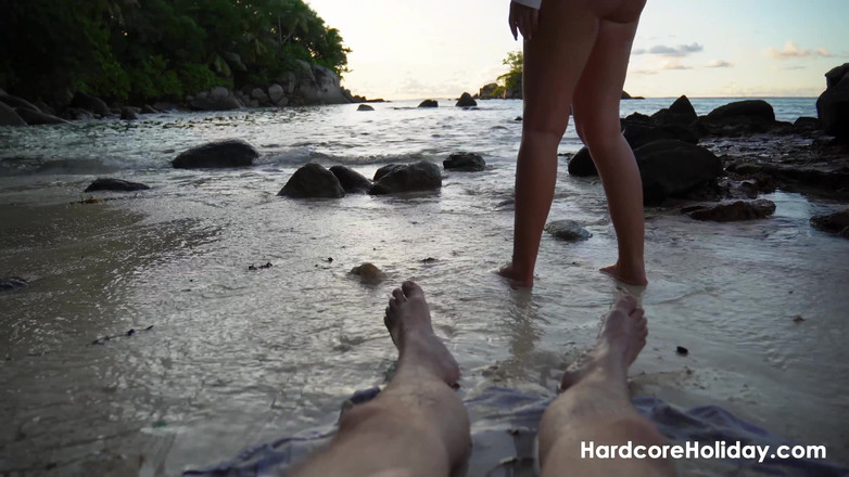 Hardcore Holiday: Retas vid stranden med Candice Demellza