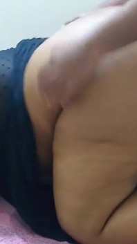 Seksi tombul Müslüman arkadaşlarının erkek arkadaşıyla yalamayı ve sikişmeyi seviyor