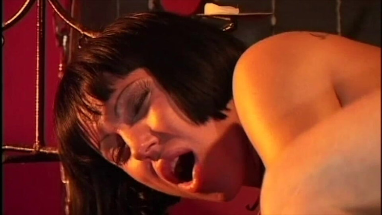 Inthe MILF room: 2 Hamba dalam rantai untuk MILF miang ini