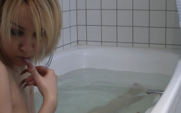 Java Consulting: Lisa Takes a Bath with Her Laptop