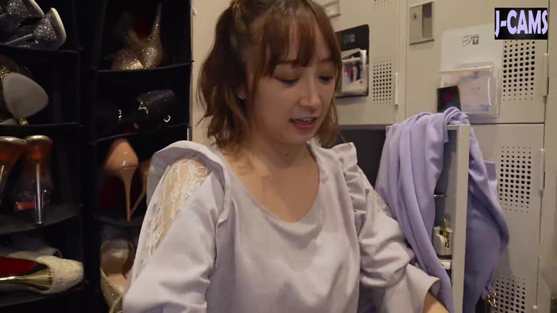 J-Cams: 赤い光の下で、君人歩は優雅さと欲望の間を静かに射撃する。- 1