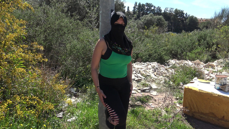 Souzan Halabi: Алжирская шлюха показывает свою рабочую зону в пригороде Приусаденки