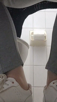 Tensione in Bagno: Privacy Dietro La Porta Chiusa