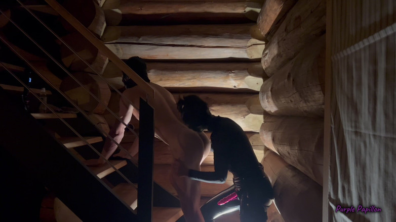 Purple Papillon: Sodomizzazione scura sulle scale con un dildo rosa