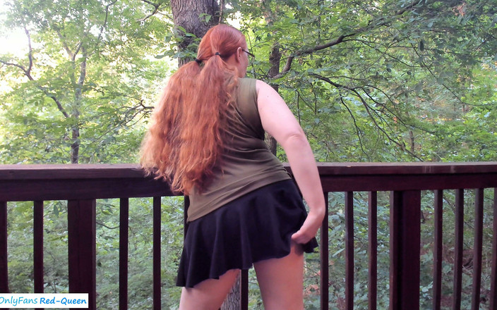 Red Queen: 马尾辫红发女郎在树林里徒步旅行时停下来玩弄自己