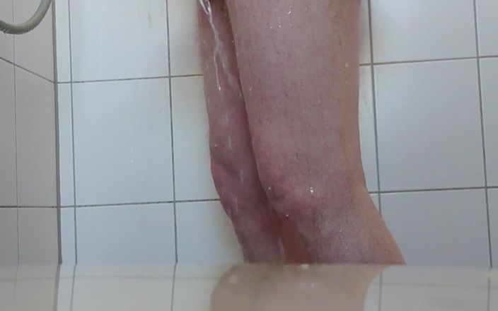 Carmen_Nylonjunge: 아침에 샤워하면서 오줌 싸기