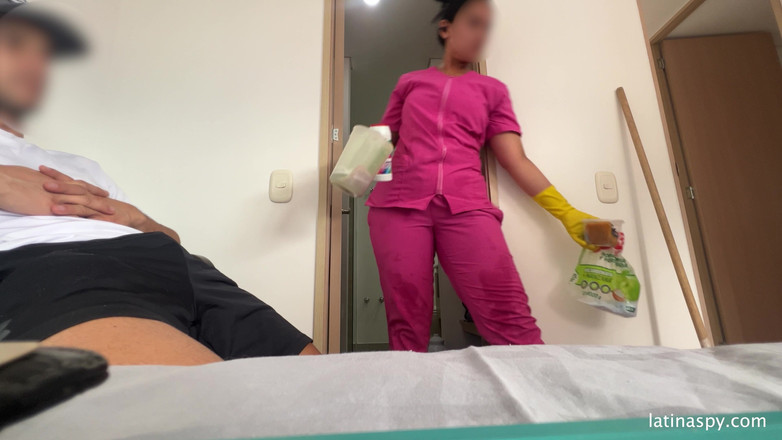 Latinaspy: Pembantu rumah dengan pantat besar membersihkan apt kemudian menyentak bosnya...