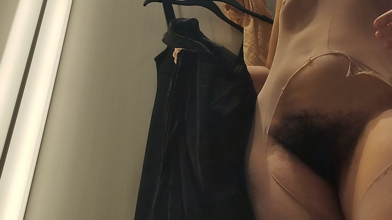 Amateur_MS: Brunetă sexy în vestiar