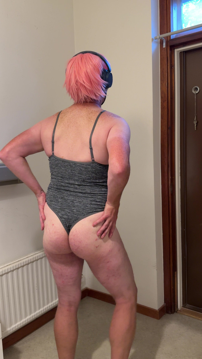 Julia Trans: Trany memukul pantat, peler dan masturbasi dan muncrat untuk ayah