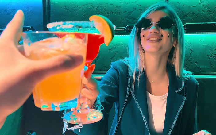 AngelDemonHub: Rubia abre las piernas en la primera cita - angeldemonhub