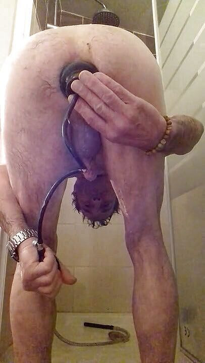 Charlotin: समलैंगिक आदमी सेक्स टॉय के साथ खेलता है