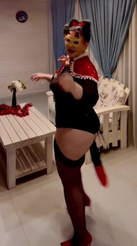 Büyük götlü üvey anne götüne anal tıkacıyla dans ediyor ve baştan çıkarıyor