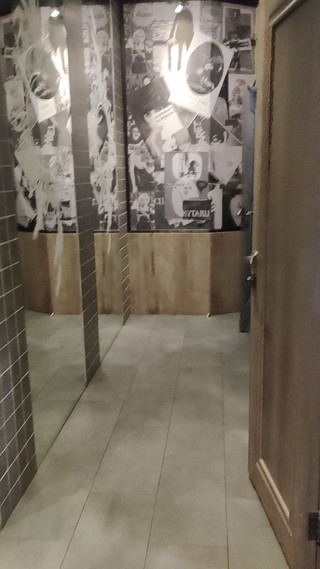 Abella Love: Aku nekat kencing di toilet bar trendi