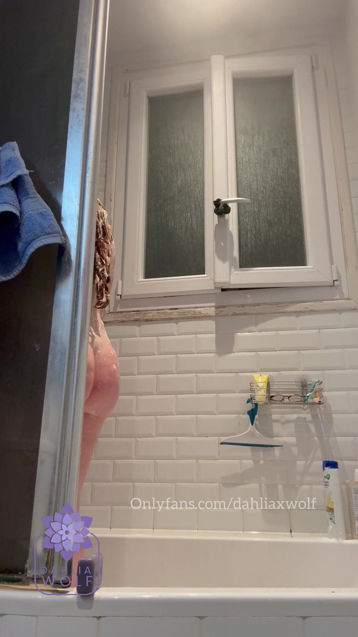 Dahlia Wolf: Videocamera da bagno sexy solo doccia a Parigi