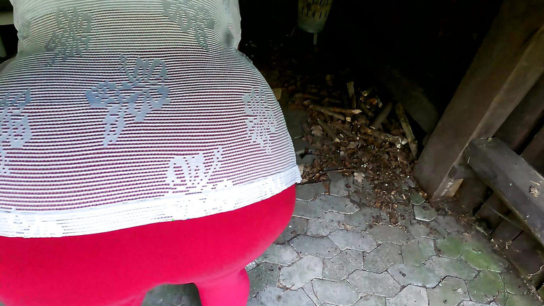 Bouncy Tits Action: キャビンで彼女のおっぱい、お尻、裸の膣を叩く