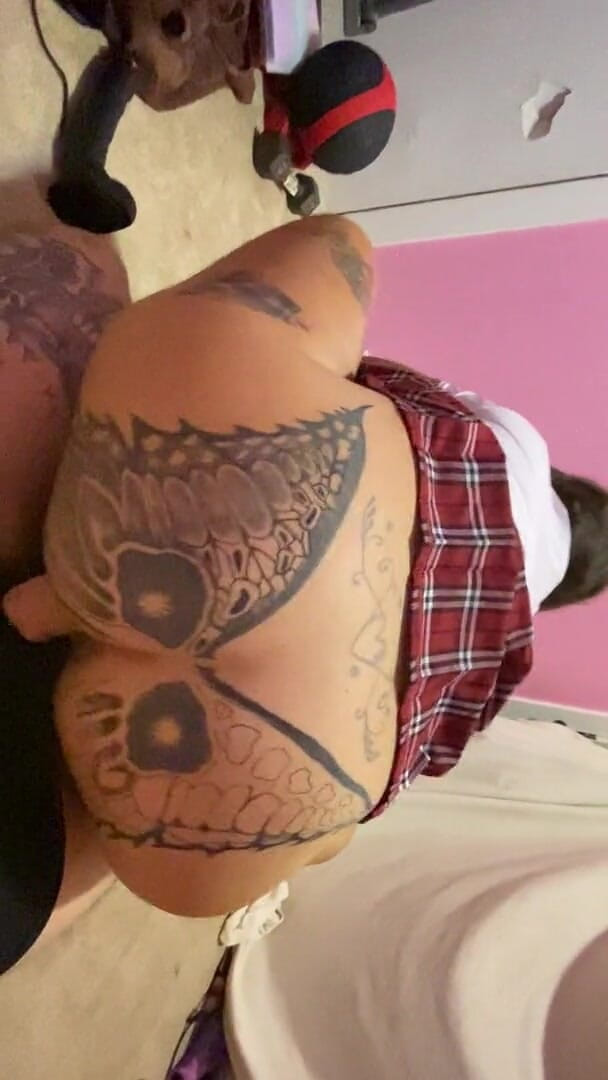 MzKiTTy91: Pawg studente hard geneukt op zijn hondjes door een enorme...
