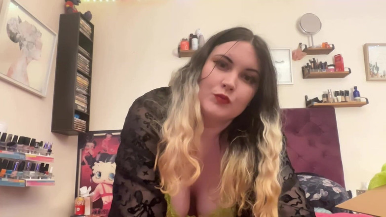 MissFFW: İki kadın farklı pozlarla yeni iç çamaşırını sergiliyor