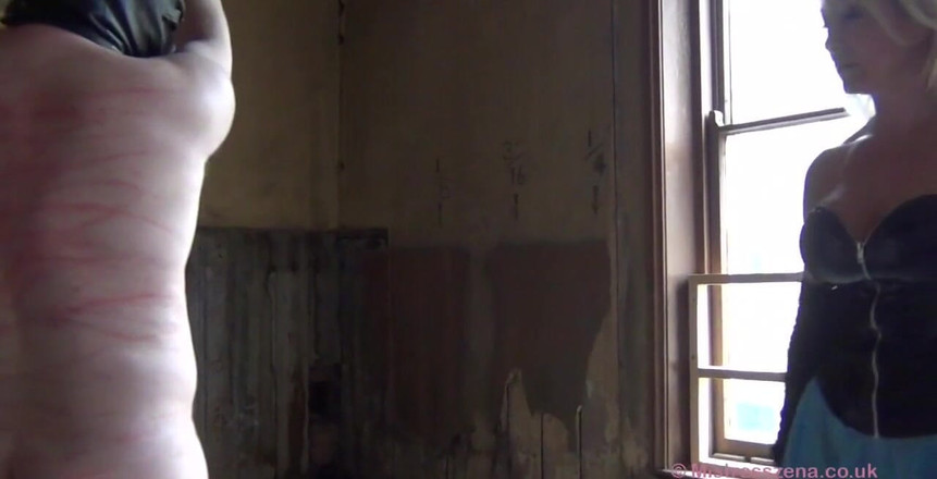 British Domination: Coda singola, riding crop, suoni electro profondi, c8t. Mi diverto...